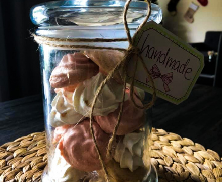 MERINGUE KISSES