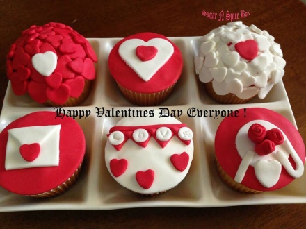 Fondant themed Valentine cupcakes