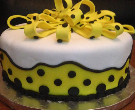 Polka dots fondant cake