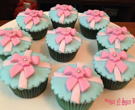 Fondant gift cupcakes