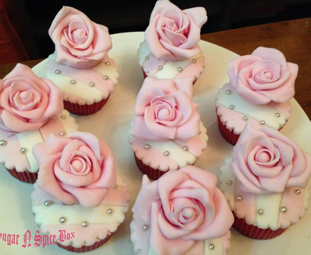 Fondant rose cupcakes