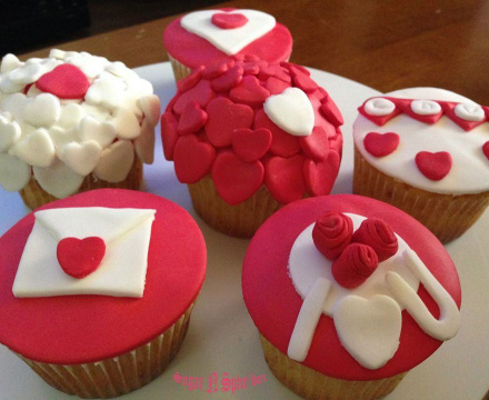 Fondant themed Valentine cupcakes