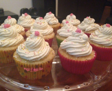 Vanilla frosting cupcakes