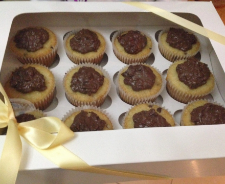 Vanilla cupcakes with nutella and crisps