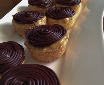 Shortbread cups with dulce de leche and ganache.