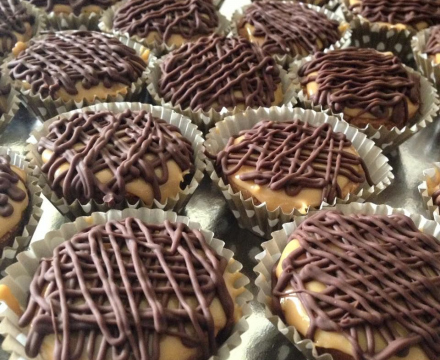 Short bread cups with dulce de leche and ganache.